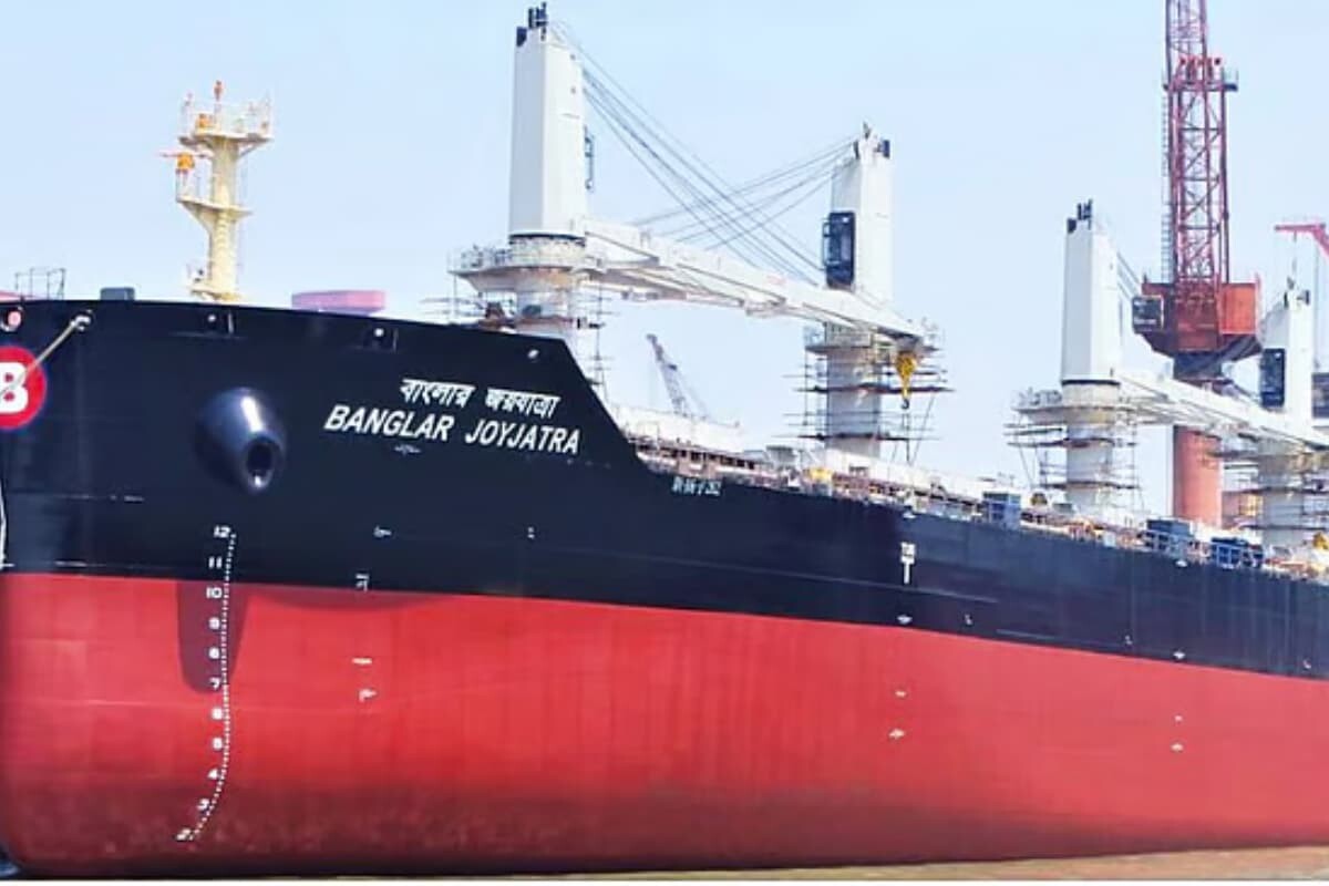 Bangladeshi Vessel Resumes Voyage Through Hormuz Strait