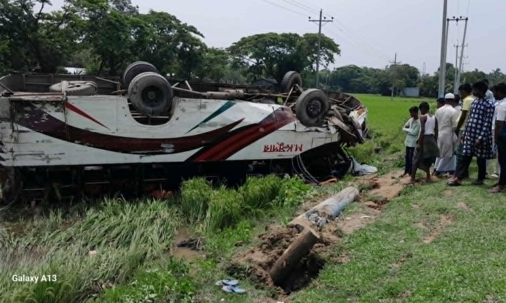 Bus Crash Leaves Ten Injured