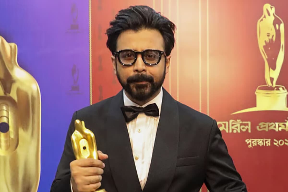 Nisho Triumphs as Nishan, Dedicates Award to Humayun Faridi