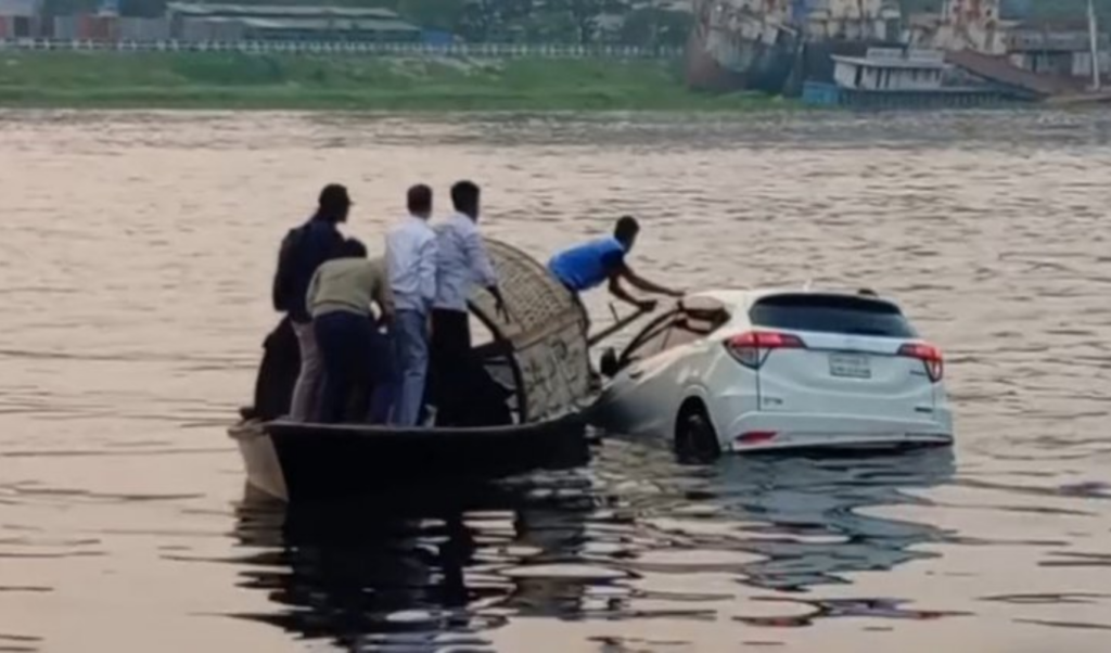 Private Car Falls Into River While Boarding Ferry in Narayanganj Private Car Falls Into River While Boarding Ferry in Narayanganj
