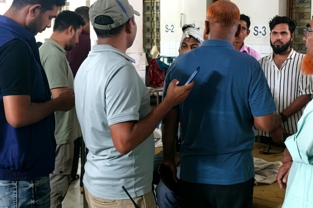 Roadside Knife Assault Injures Youth, Victim Rushes to Police for Help