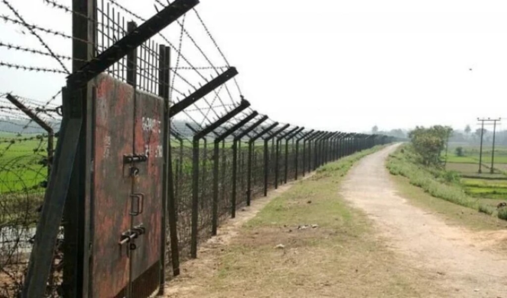Three Bangladeshi Nationals Apprehended by BSF at Border Three Bangladeshi Nationals Apprehended by BSF at Border