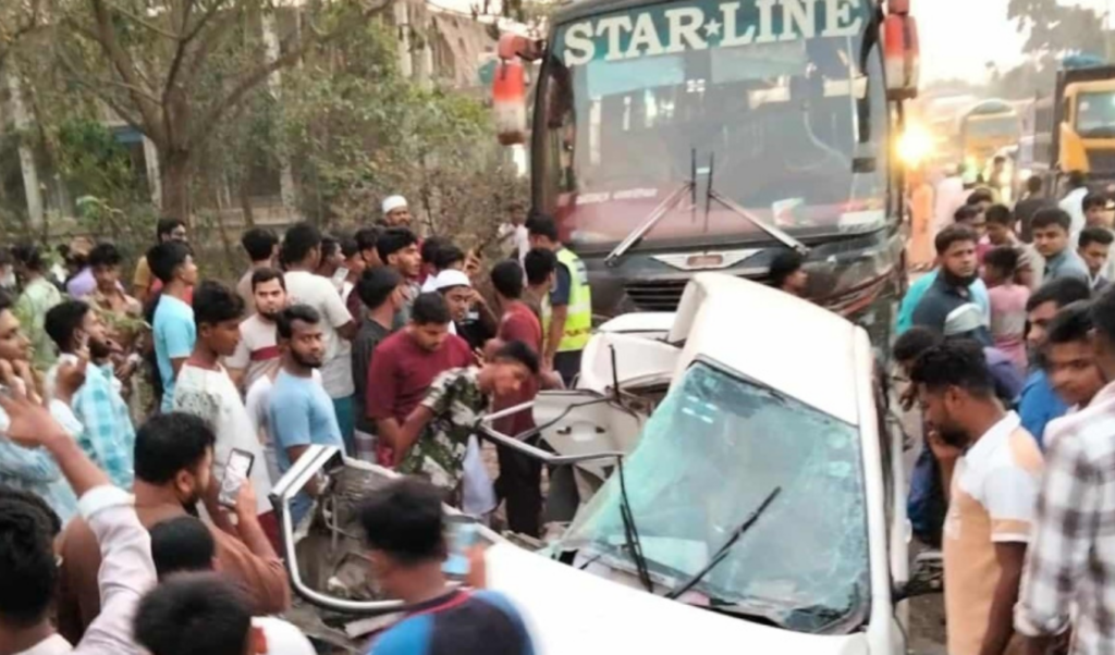 four killed in bus crash in cumilla Four Killed in Bus Crash in Cumilla