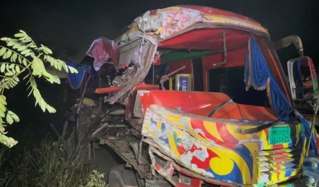 head on bus collision injures 20 Head-on Bus Collision Injures 20