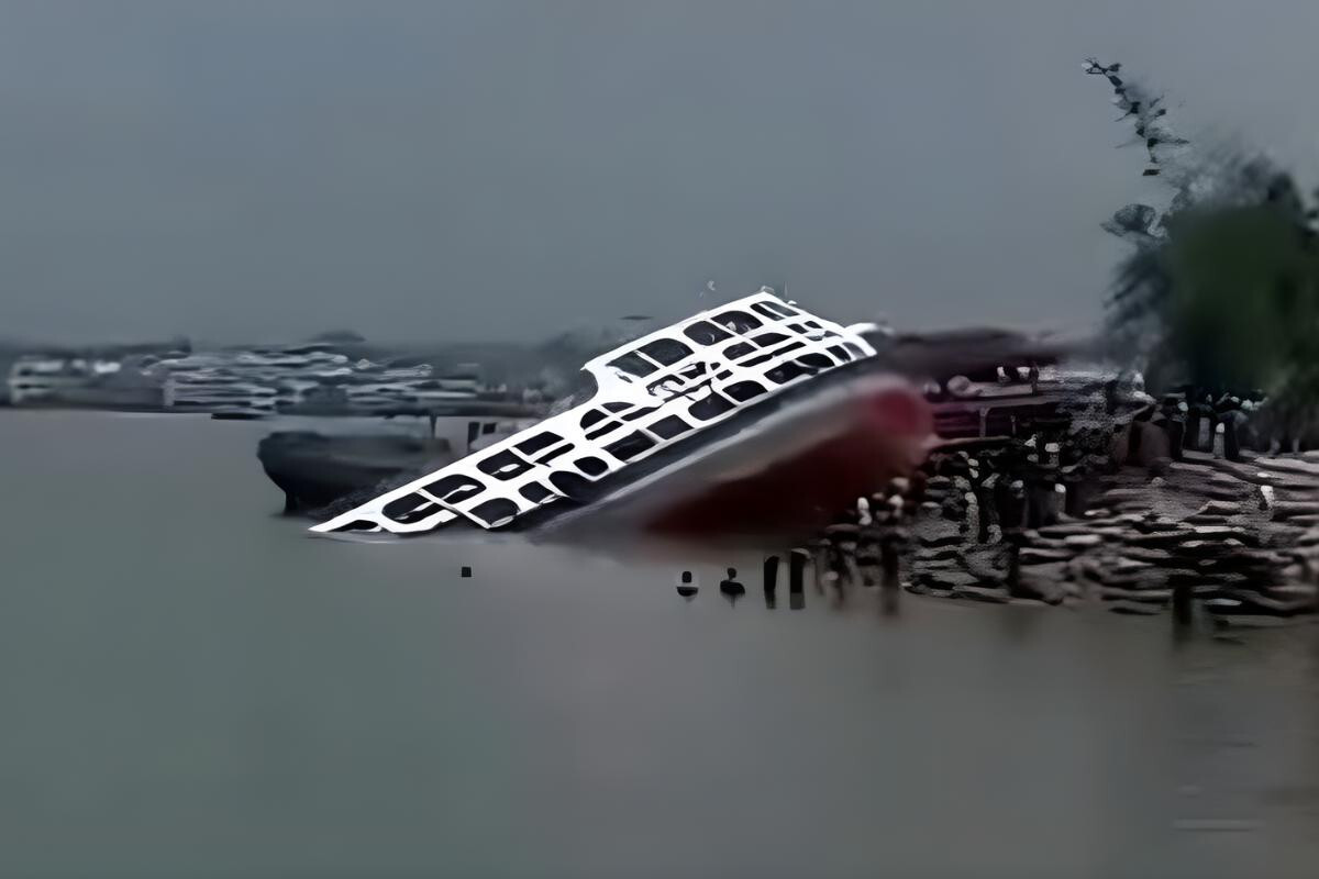 Moored Launch Sinks at Chormain Ghat