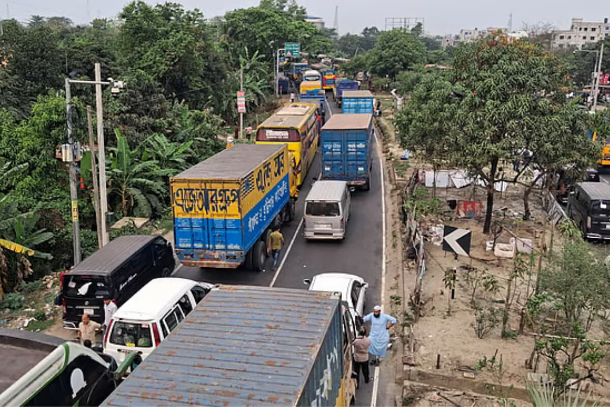 Severe Traffic Jam Paralyzes Dhaka–Chattogram Highway