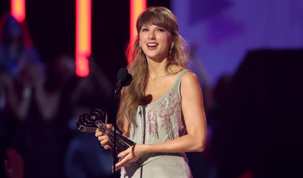 Taylor Swift Sweeps Seven Awards in Los Angeles 2 taylor swift sweeps seven awards in los angeles Taylor Swift Sweeps Seven Awards in Los Angeles