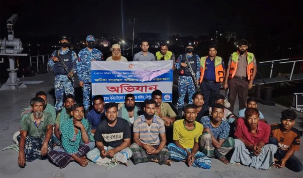 জাটকা নিধন বিরোধী অভিযান চাঁদপুরে দুই মাসে ২০৯ জেলের কারাদণ্ড ও অর্থদণ্ড 209 Fishermen Jailed in Chandpur for Violating Jatka Fishing Ban