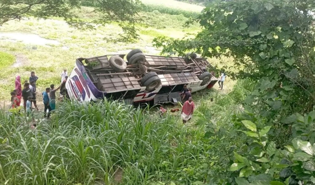 Coach Overturns on Dhaka-Khulna Highway Injuring Twenty-Three
