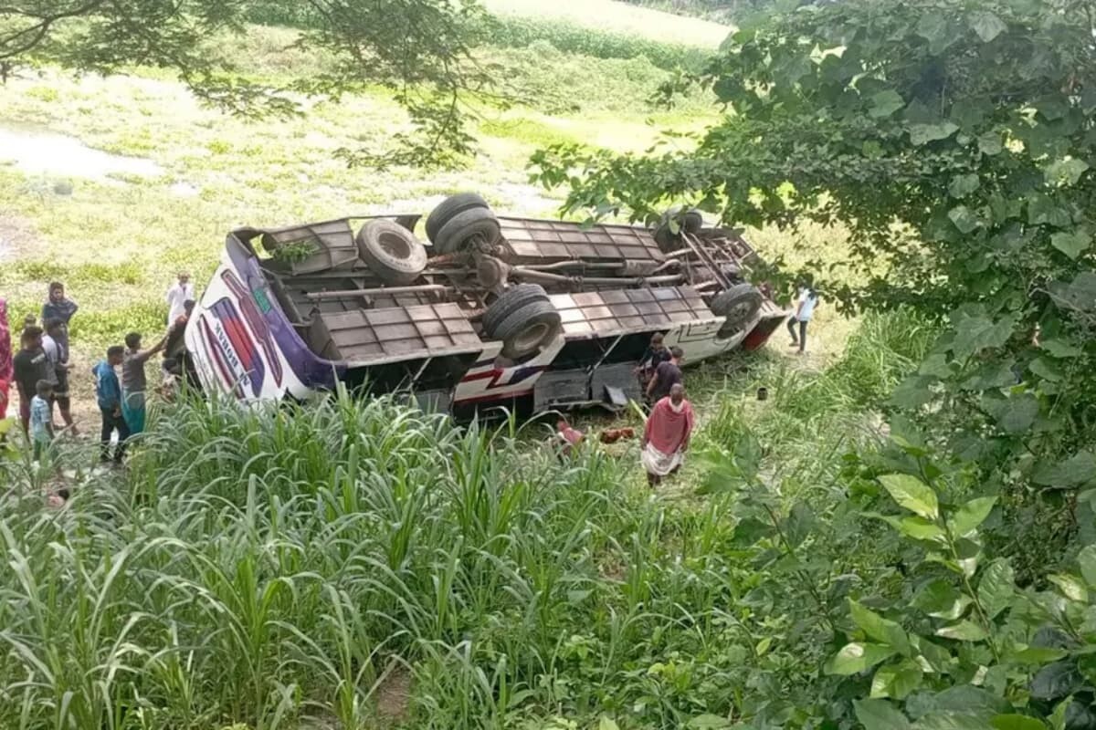 Coach Overturns on Dhaka-Khulna Highway Injuring Twenty-Three