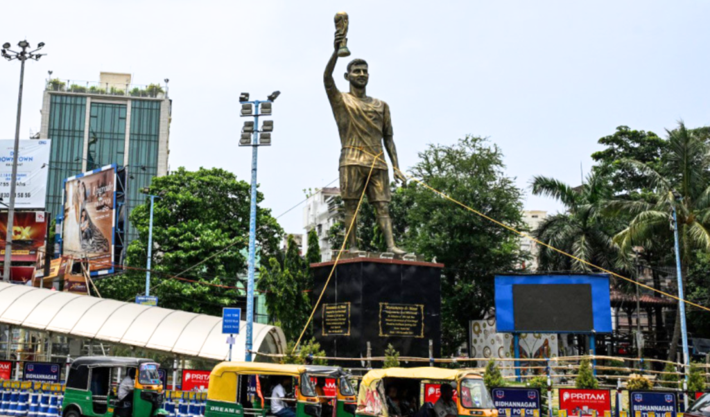 Giant Lionel Messi Statue In Kolkata Facing Dismantling Giant Lionel Messi Statue In Kolkata Facing Dismantling