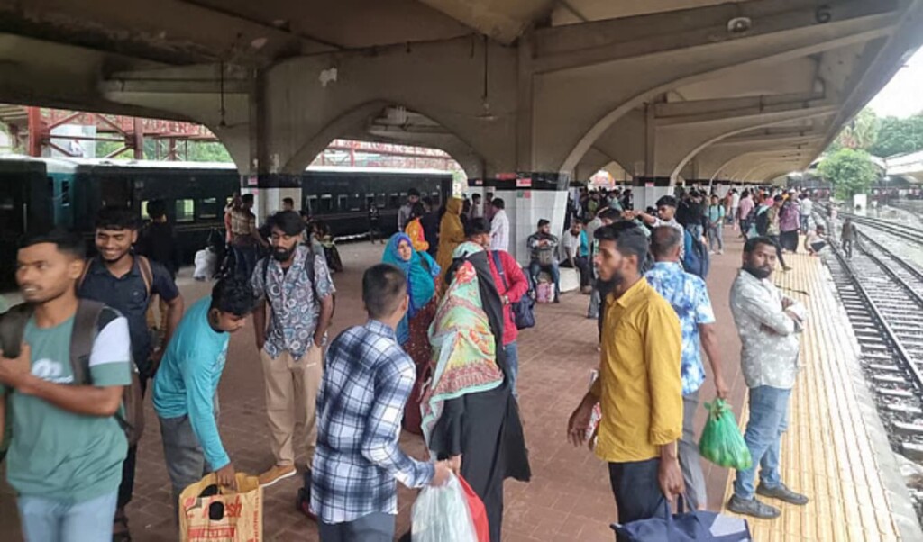 Train Scheduling Backlog Strands Hundreds At Kamalapur