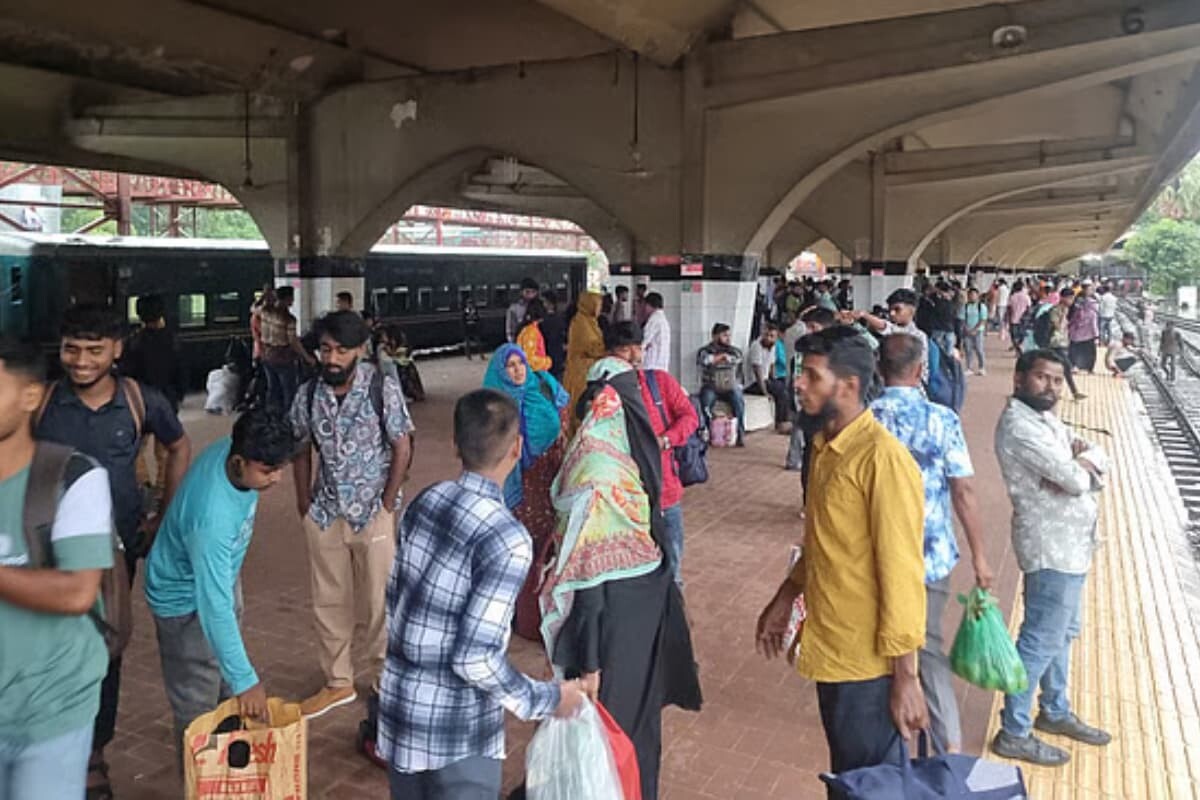 Train Scheduling Backlog Strands Hundreds At Kamalapur