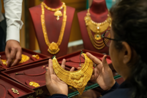 Middle East Tension Depresses Gold and Drives Oil Up