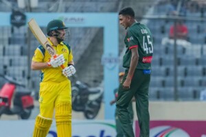 Australia Stumble in Early Chase