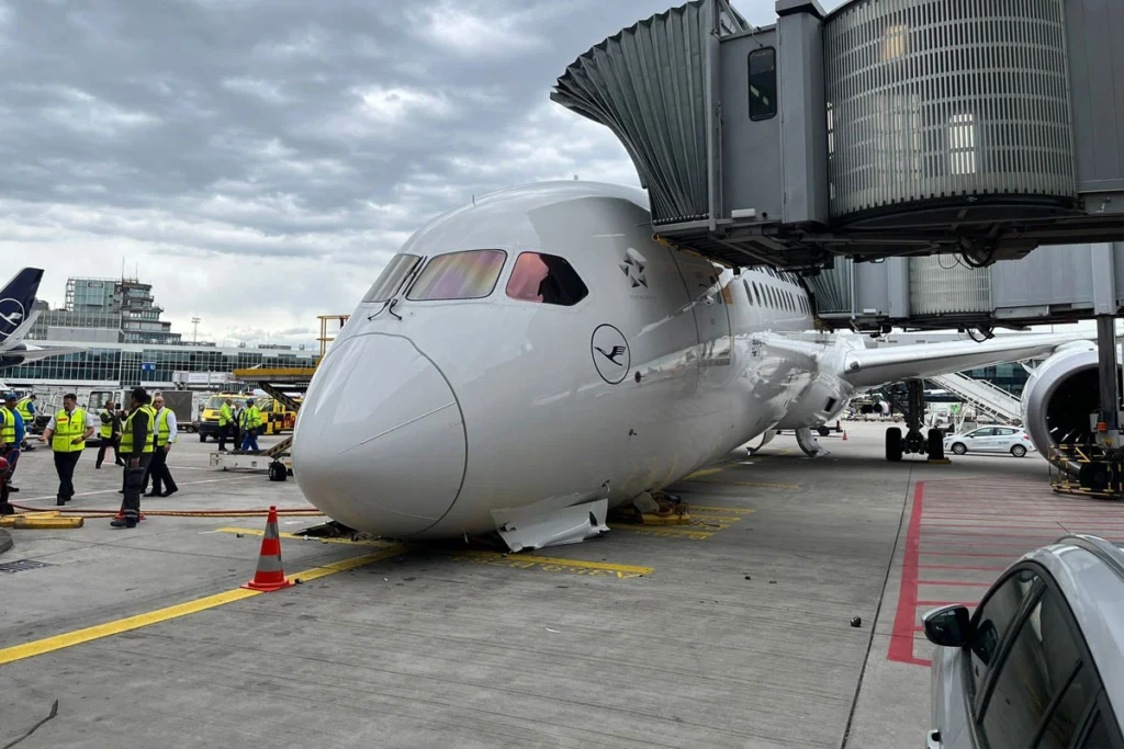 Boeing 787 Nose Gear Collapse Boeing 787 Nose Gear Collapse