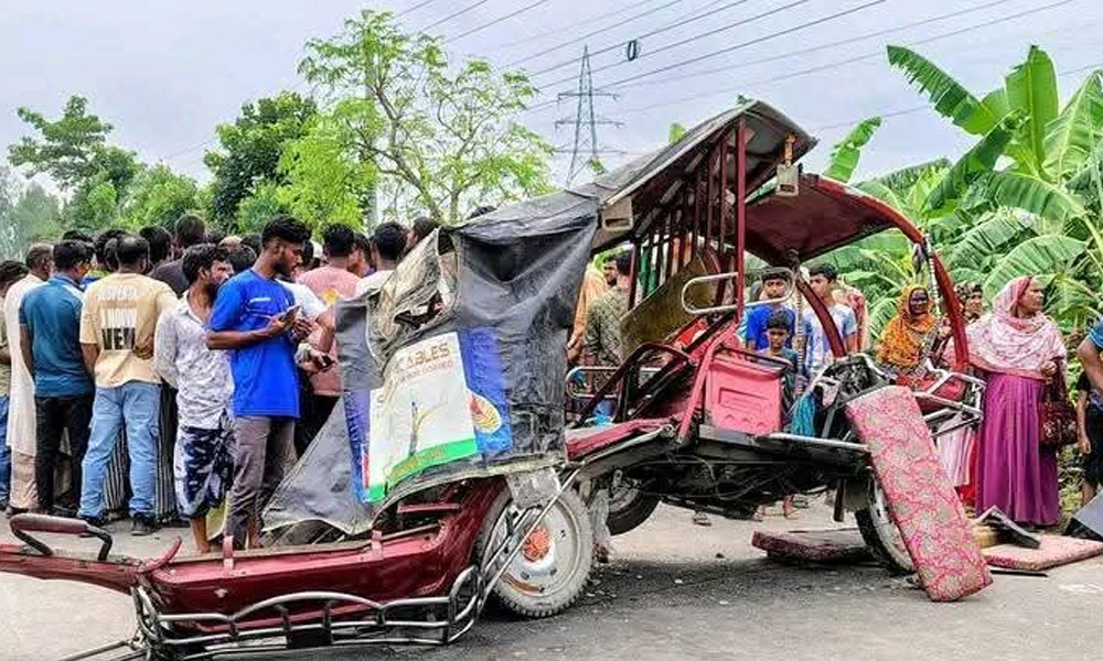 Bus Collision Kills E-Rickshaw Driver