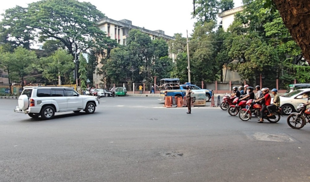 Dhaka Police Chief Violates Unscheduled Traffic Crossing Dhaka Police Chief Violates Unscheduled Traffic Crossing