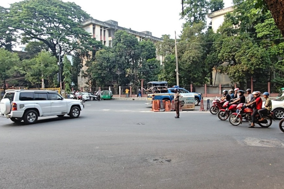 Dhaka Police Chief Violates Unscheduled Traffic Crossing