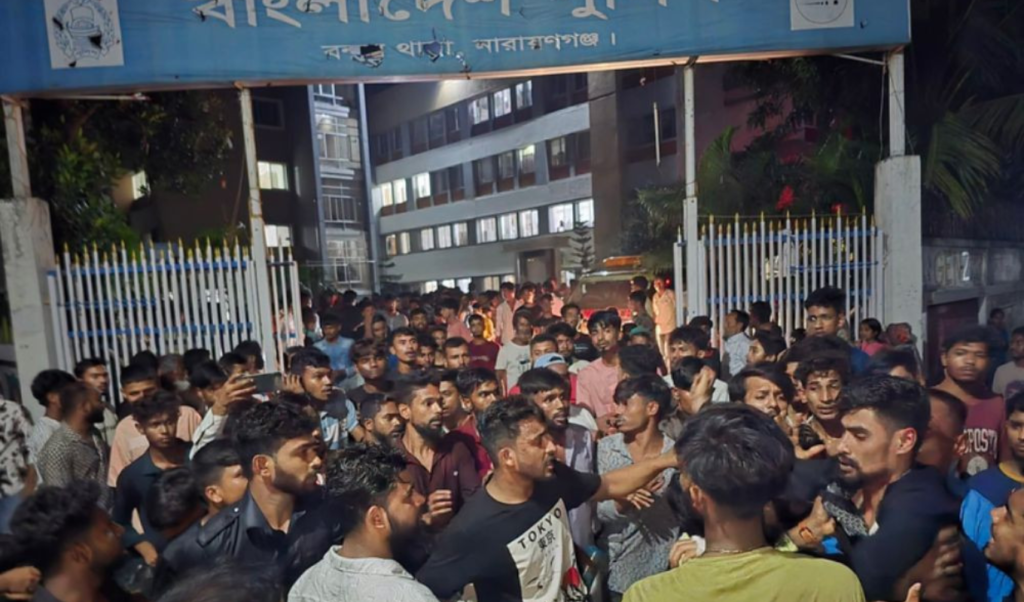 Local Residents Besiege Police Station Over Bribe Allegations Local Residents Besiege Police Station Over Bribe Allegations