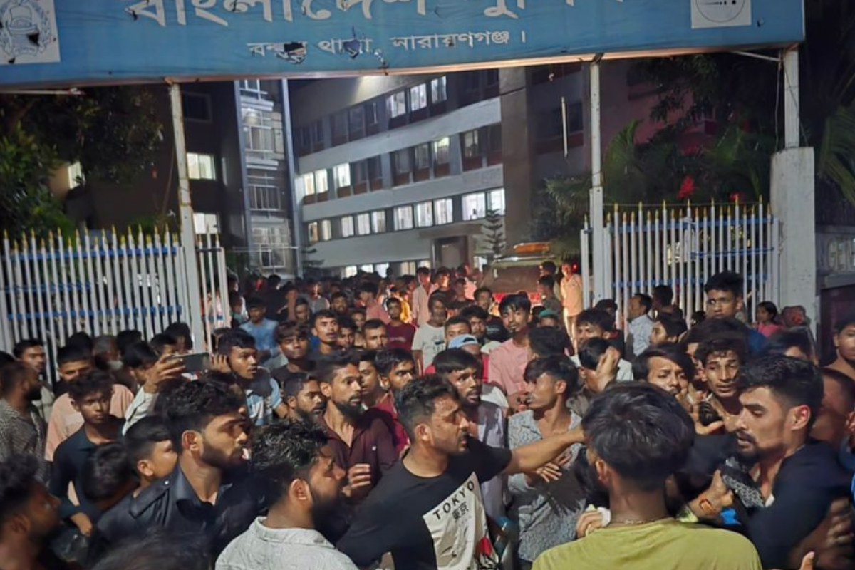 Local Residents Besiege Police Station Over Bribe Allegations