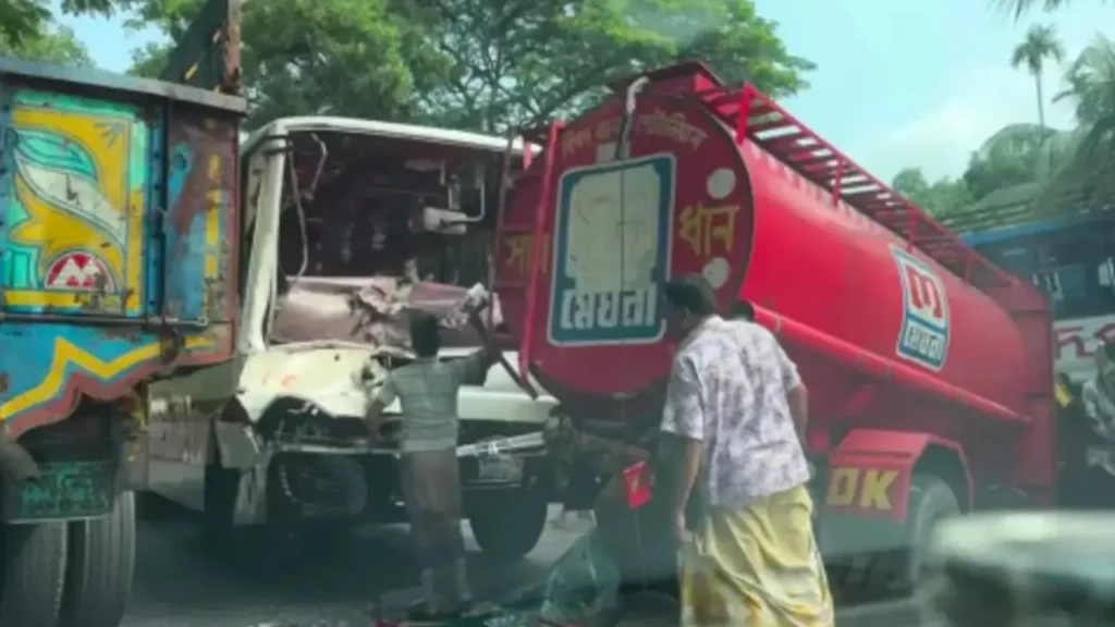 Multi Vehicle Crash Injures 24 in Khulna Multi-Vehicle Crash Injures 24 in Khulna