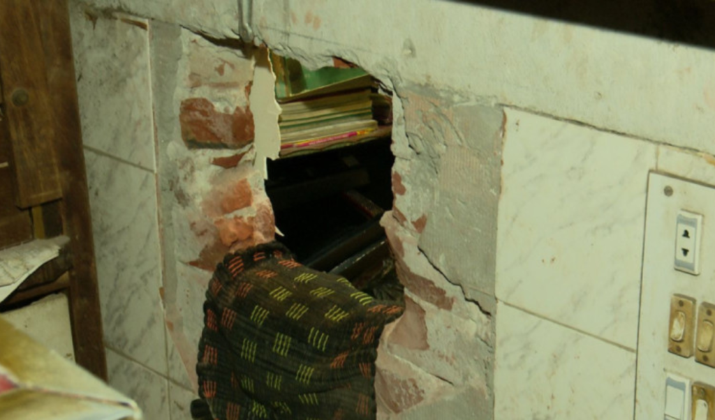 Mysterious Wall Cut Burglary At Rajshahi Jewellery Shop Mysterious Wall Cut Burglary At Rajshahi Jewellery Shop