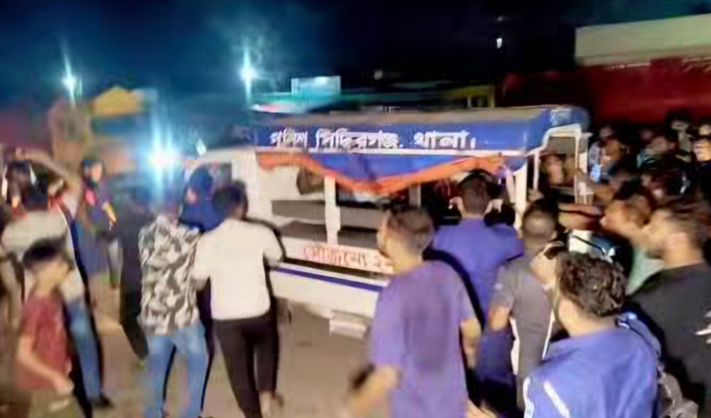 Police Attacked While Arresting Siddhirganj Rape Suspect Police Attacked While Arresting Siddhirganj Rape Suspect