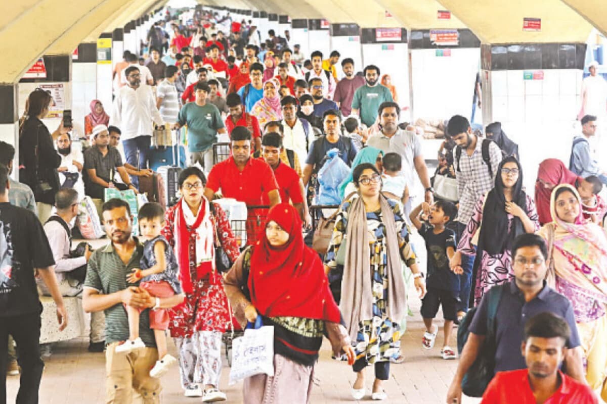 Returning Commuters Inundate Dhaka Terminals as Holidays Conclude