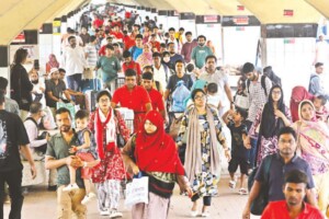 Returning Commuters Inundate Dhaka Terminals as Holidays Conclude