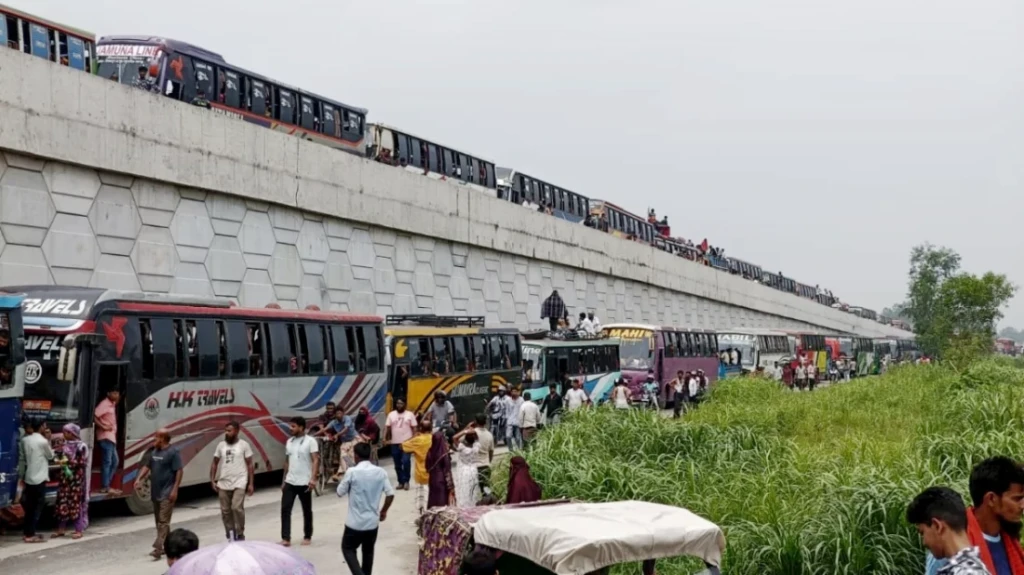 Severe Traffic Gridlock on Jamuna Bridge Severe Traffic Gridlock on Jamuna Bridge
