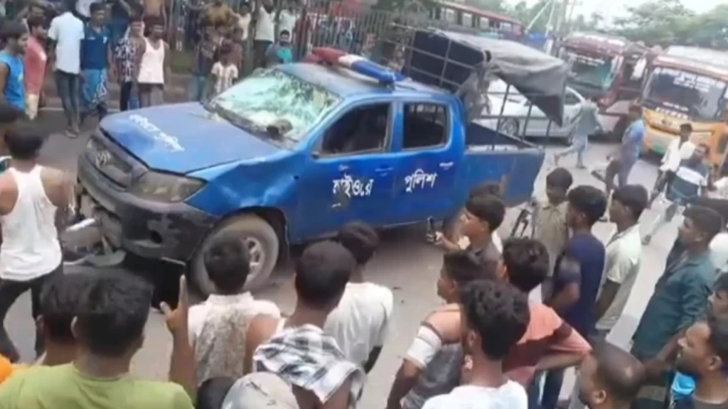 Violence Erupts on Dhaka–Chattogram Highway Violence Erupts on Dhaka–Chattogram Highway