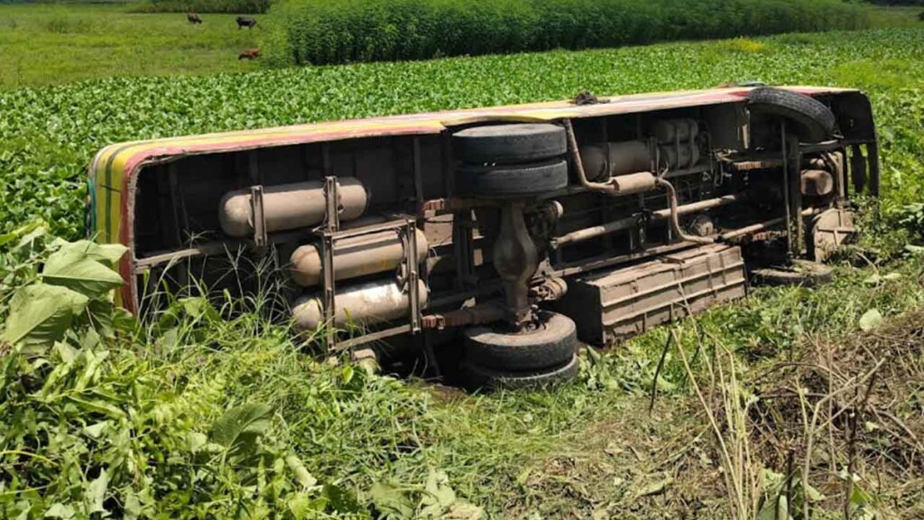 12 Injured as Passenger Bus Overturns into Ditch in Brahmanbaria 12 Injured as Passenger Bus Overturns into Ditch in Brahmanbaria