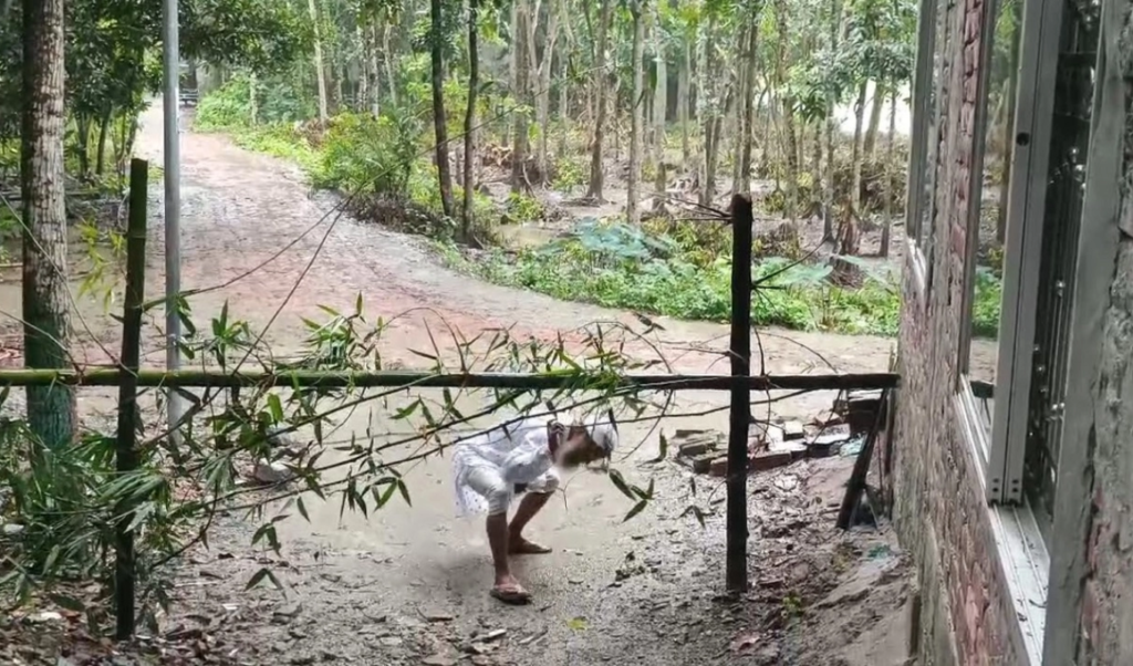 Bamboo Fence Blocks Mosque Entrance in Chandpur Land Dispute Bamboo Fence Blocks Mosque Entrance in Chandpur Land Dispute