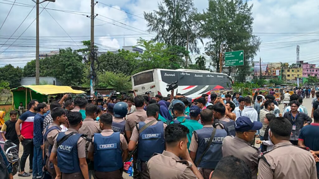 Bangladeshi Students Block Roads Over Exams Amid Severe Flooding Bangladeshi Students Block Roads Over Exams Amid Severe Flooding
