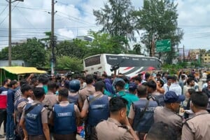 Bangladeshi Students Block Roads Over Exams Amid Severe Flooding