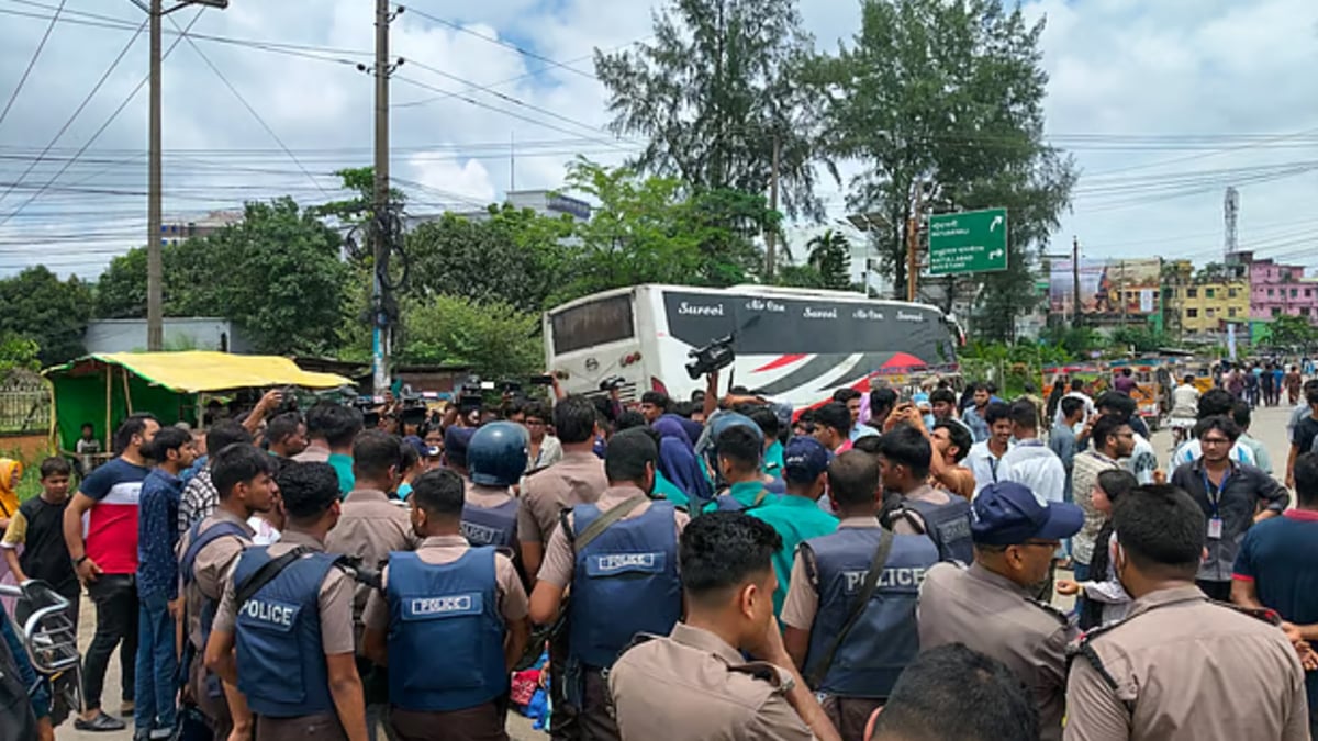 Bangladeshi Students Block Roads Over Exams Amid Severe Flooding