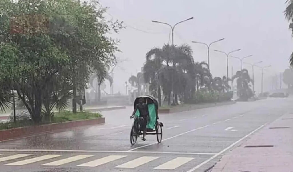Dhaka Swelters as Monsoon Humidity Persists Despite Rain Forecast