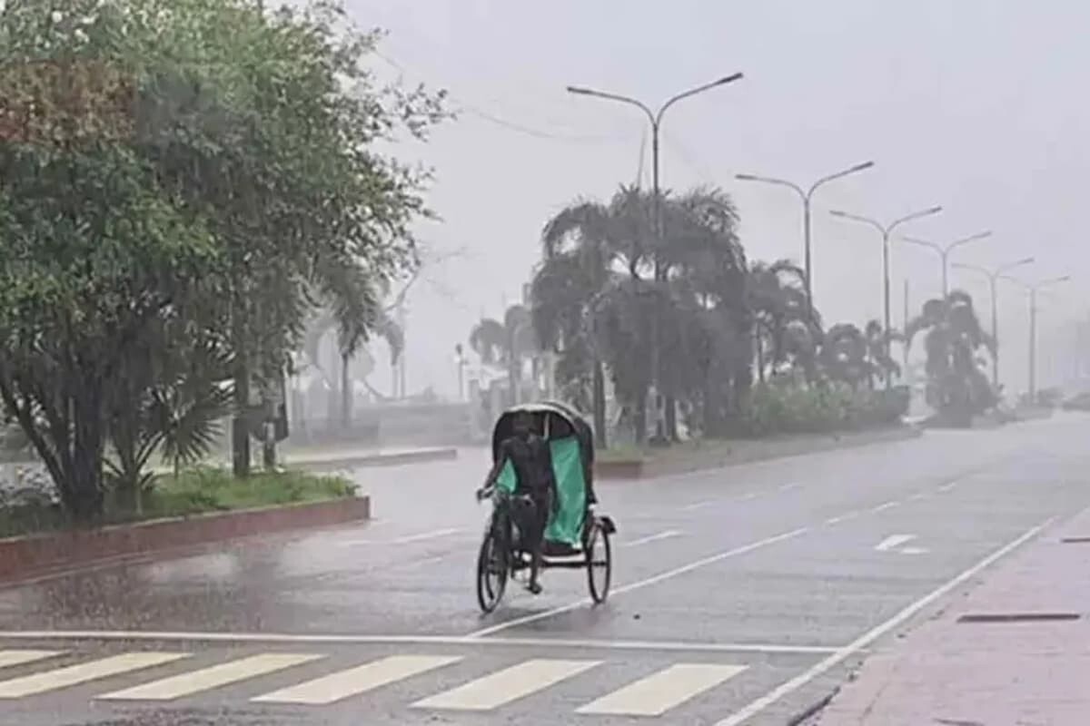 Dhaka Swelters as Monsoon Humidity Persists Despite Rain Forecast