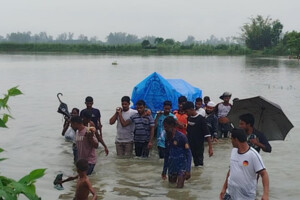 Flooded Road Forces Family to Carry Mother’s Body