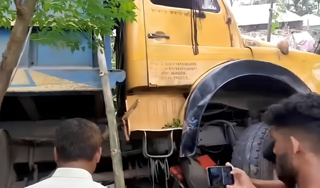 Four Killed in Nilphamari as Speeding Truck Crushes Van Four Killed in Nilphamari as Speeding Truck Crushes Van