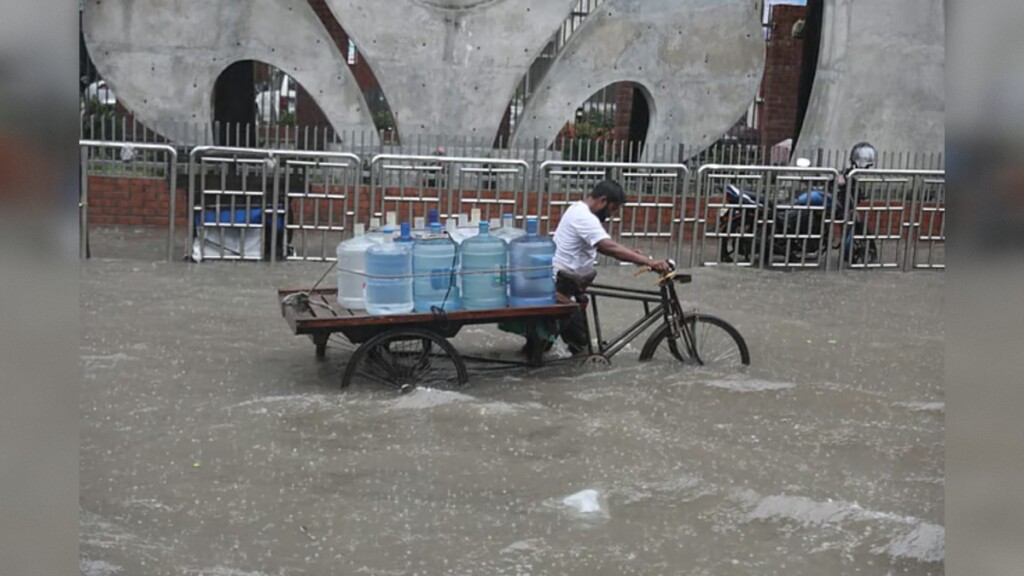 Heavy Rain Inundates Dhaka Causing Severe Waterlogging and Commuter Misery Heavy Rain Inundates Dhaka, Causing Severe Waterlogging and Commuter Misery