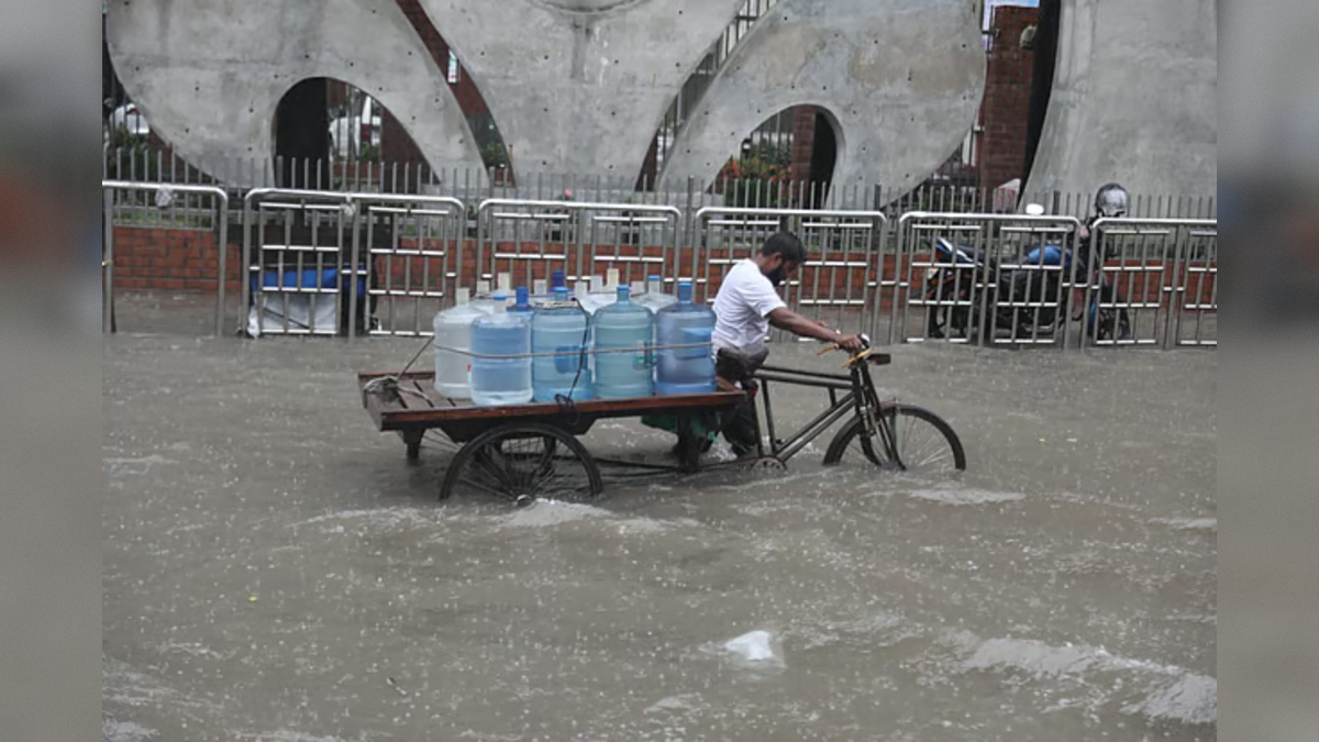 Heavy Rain Inundates Dhaka, Causing Severe Waterlogging and Commuter Misery