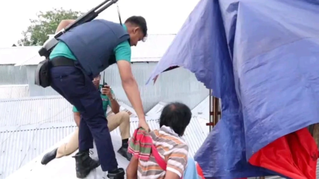 Police Chase Suspects Across Tin Roofs in Anti Drug Raid Police Chase Suspects Across Tin Roofs in Anti-Drug Raid