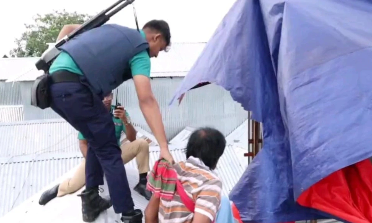 Police Chase Suspects Across Tin Roofs in Anti-Drug Raid