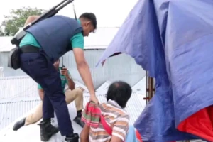 Police Chase Suspects Across Tin Roofs in Anti-Drug Raid