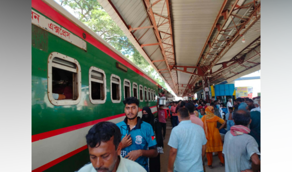 Train Staff Flee After Guard Stabs Two Passengers in Kushtia Train Staff Flee After Guard Stabs Two Passengers in Kushtia