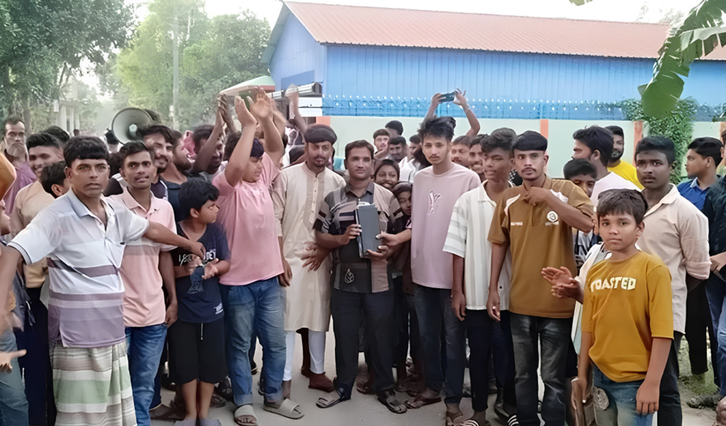 Angry Residents Detain Electricity Worker in Pabna Over Severe Outages Angry Residents Detain Electricity Worker in Pabna Over Severe Outages