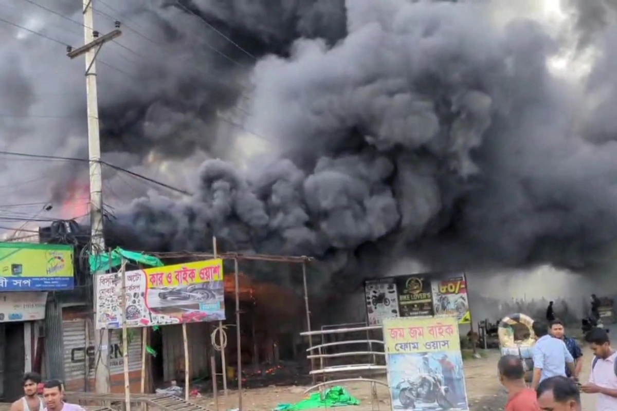 Chemical Warehouse Blaze Sparks Panic in Narayanganj’s Siddhirganj