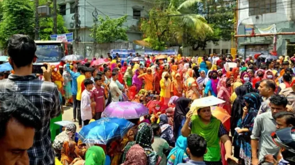 Chittagong Garment Workers Block Road Over Unpaid Wages Chittagong Garment Workers Block Road Over Unpaid Wages